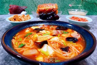 辣白菜金针菇猪头肉豆腐汤步骤15