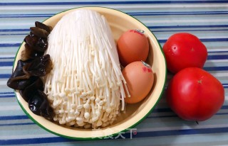 西红柿金针菇木耳炒鸡蛋步骤1