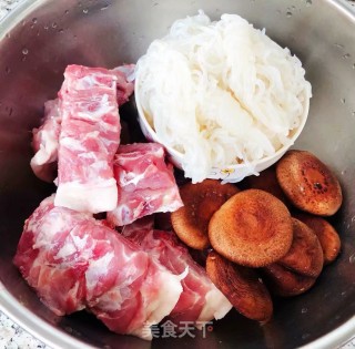 香菇魔芋炖排骨步骤1