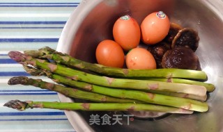 芦笋香菇炒鸡蛋#家常小炒#步骤1