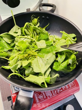 炝炒南瓜叶步骤3