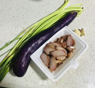 叉烧炒茄子蒜薹步骤1