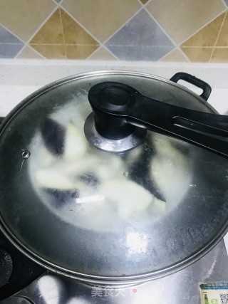 叉烧炒茄子蒜薹步骤3
