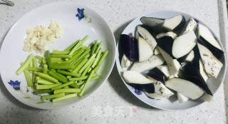 叉烧炒茄子蒜薹步骤2