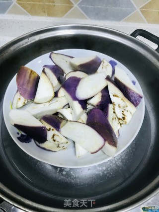 叉烧炒茄子蒜薹步骤4