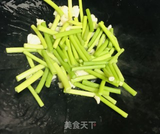叉烧炒茄子蒜薹步骤6