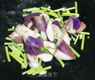 叉烧炒茄子蒜薹步骤7