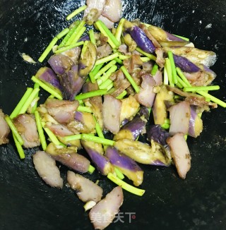 叉烧炒茄子蒜薹步骤10