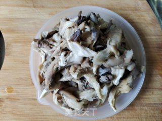 奶白菜炒平菇步骤2