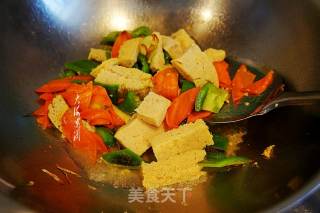 冻豆腐炒青椒步骤4