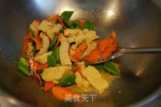 冻豆腐炒青椒步骤5