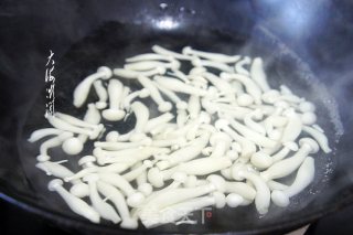 鸡胸肉炒白玉菇步骤3