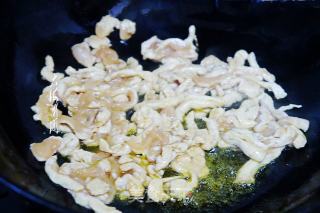 鸡胸肉炒白玉菇步骤5