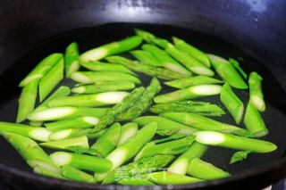 虾仁炒芦笋步骤3