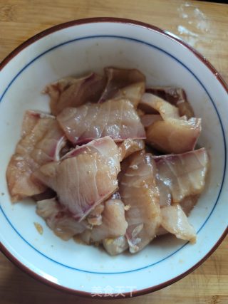 香菜炒脆鲩鱼步骤4