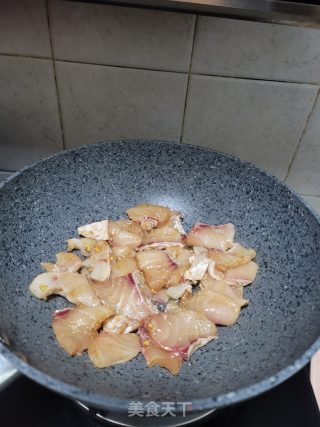 香菜炒脆鲩鱼步骤5