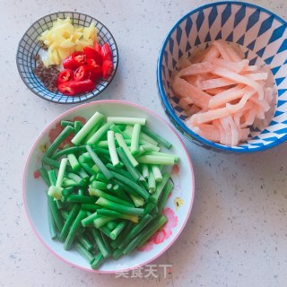 鸡肉炒蒜苔步骤1