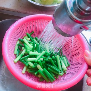 鸡肉炒蒜苔步骤4