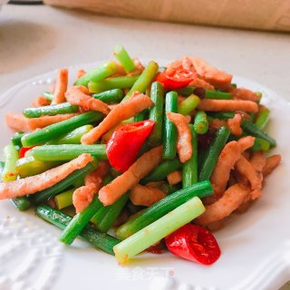 鸡肉炒蒜苔步骤9