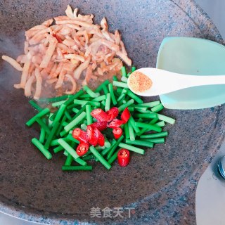 鸡肉炒蒜苔步骤7