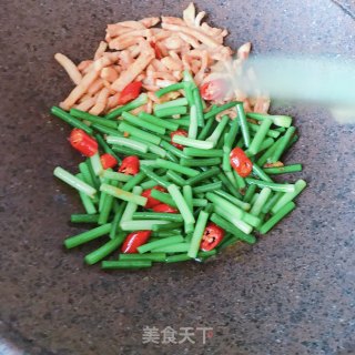 鸡肉炒蒜苔步骤8