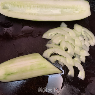 黄瓜炒鲜鱿鱼步骤1