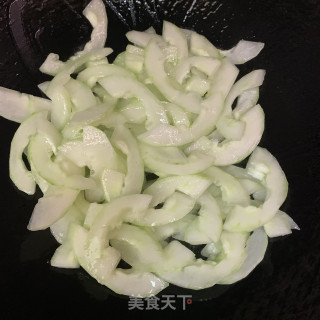 黄瓜炒鲜鱿鱼步骤5