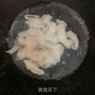 黄瓜炒鲜鱿鱼步骤3
