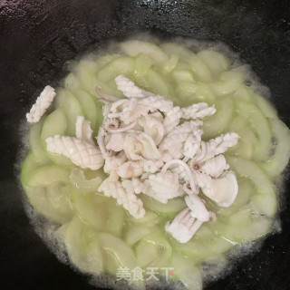 黄瓜炒鲜鱿鱼步骤8
