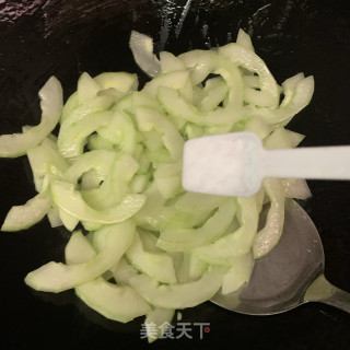 黄瓜炒鲜鱿鱼步骤6