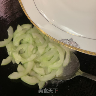 黄瓜炒鲜鱿鱼步骤7