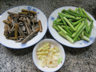 蒜薹炒鳝丝步骤1