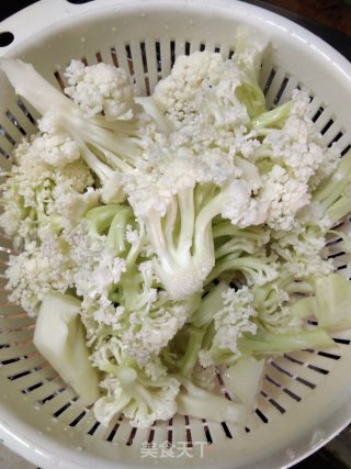 牛肉粒翻炒白菜花步骤3