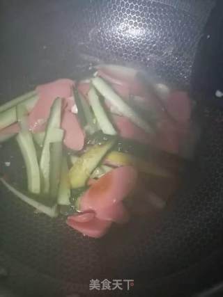 火腿肠炒黄瓜步骤3
