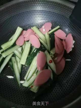 火腿肠炒黄瓜步骤2