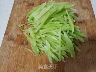 蒜蓉莴笋步骤5