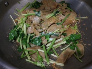 芹菜炒土豆干步骤9
