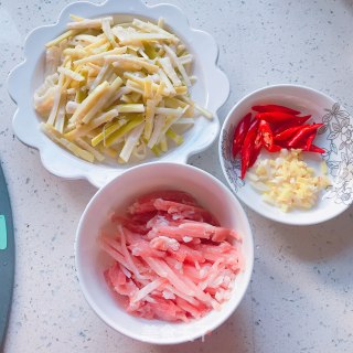 春笋炒肉步骤1