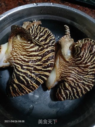 爆炒红螺肉步骤1