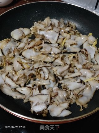 爆炒红螺肉步骤3