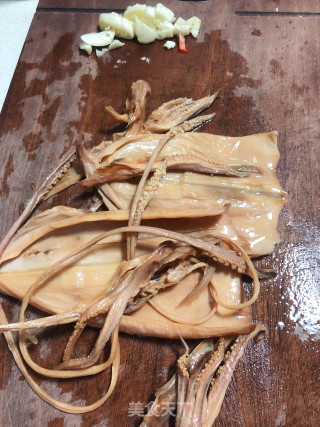 炒青柠鱿鱼干步骤1