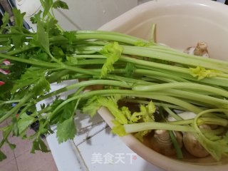 芹菜肉片炒年糕步骤1