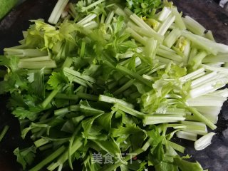 芹菜肉片炒年糕步骤2