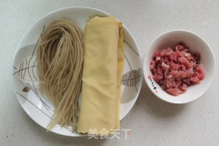 肉末豆腐皮炖粉条步骤1