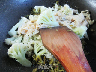 咸菜豆腐皮花菜步骤5