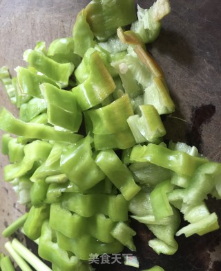 洋葱蒜苔炒牛筋丸步骤3