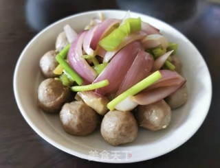 洋葱蒜苔炒牛筋丸步骤8