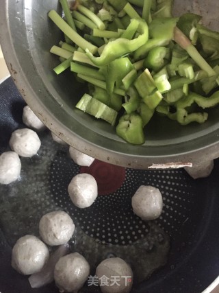 洋葱蒜苔炒牛筋丸步骤6