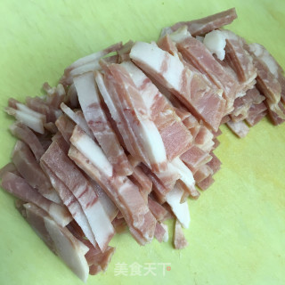 培根炒蒜苔步骤1