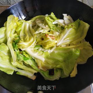 炝炒手撕莲花白步骤3